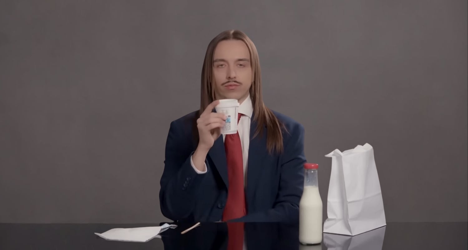 Tommy Cash, representante de Estonia en Eurovisión, en el videoclip de Espresso Macchiato