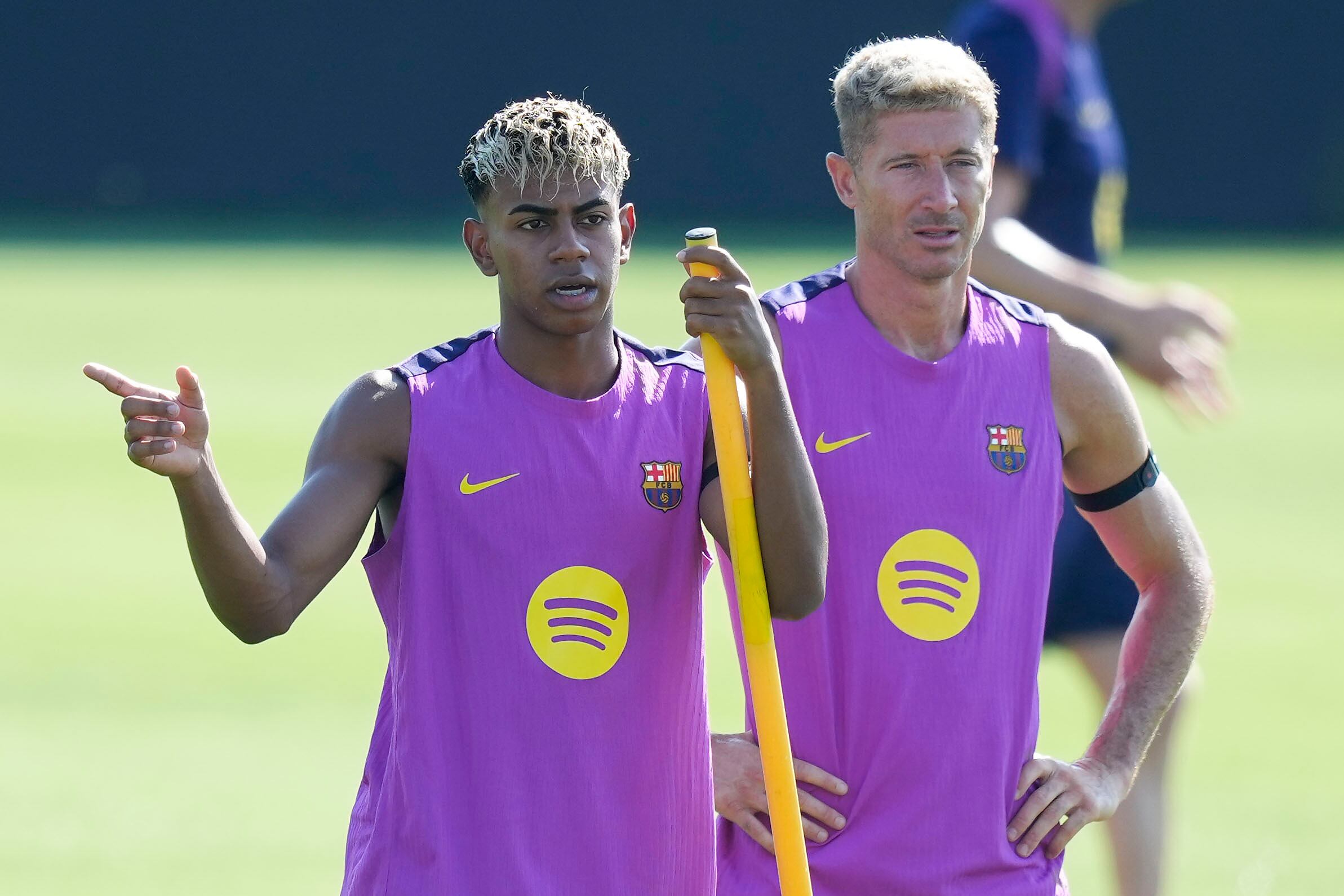 GRAFCAT620 Sant Joan Despí (BARCELONA).- Los jugadores del FC Barcelona, Lamil Yamal y Robert Lewandowski (d), durante el entrenamiento matinal del primer equipo del FC Barcelona en las instalaciones de la Ciudad Deportiva Joan Gamper en Sant Joan Despí (Barcelona). EFE/ Enric Fontcuberta.