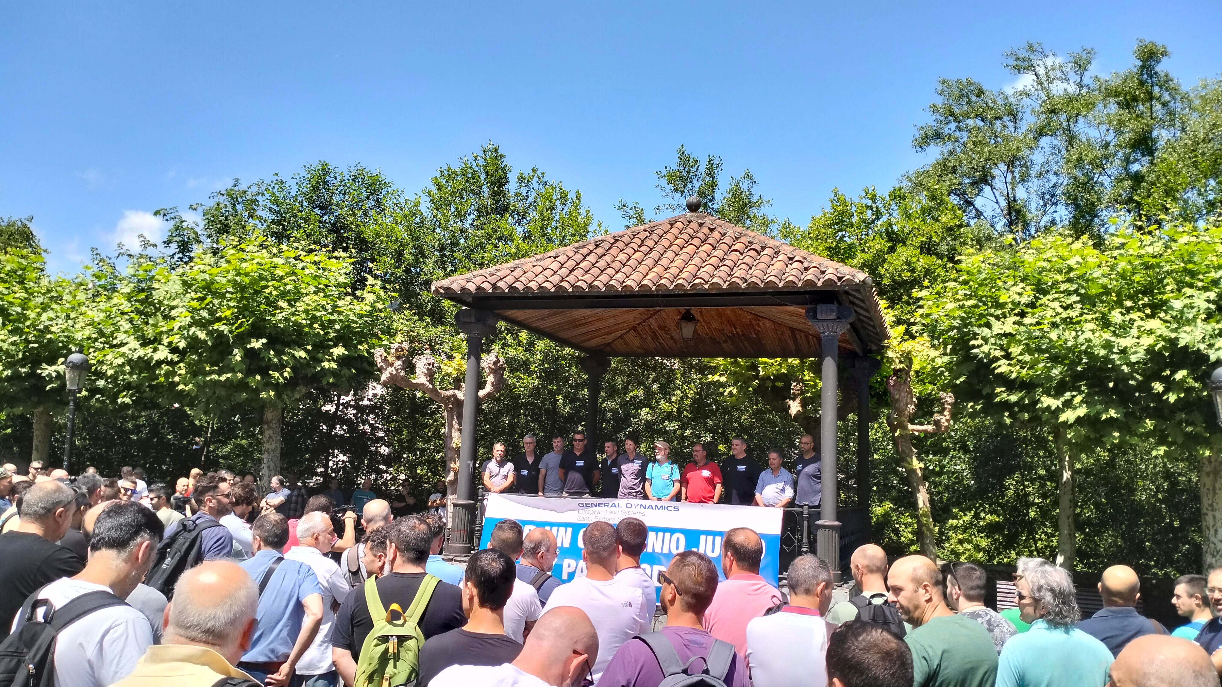 Los trabajadores de la fábrica de armas de Trubia concentrados en la plaza más céntrica de la localidad