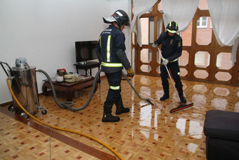 Los bomberos de la capital actuando en el piso