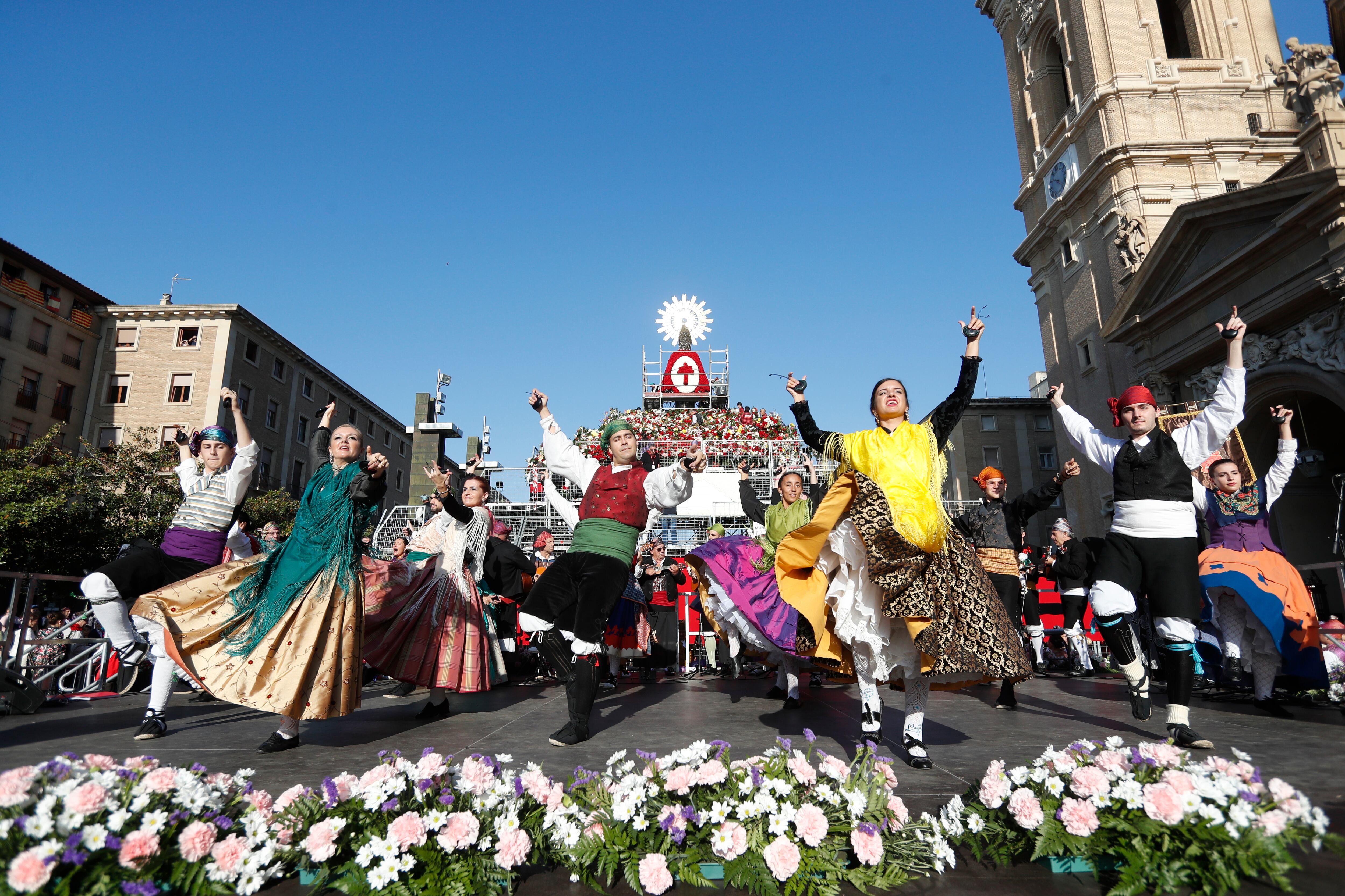 ZARAGOZA, 12/10/2022.- Varias personas, bailando en la ofrenda del Pilar del 2022. EFE/ JAVIER BELVER