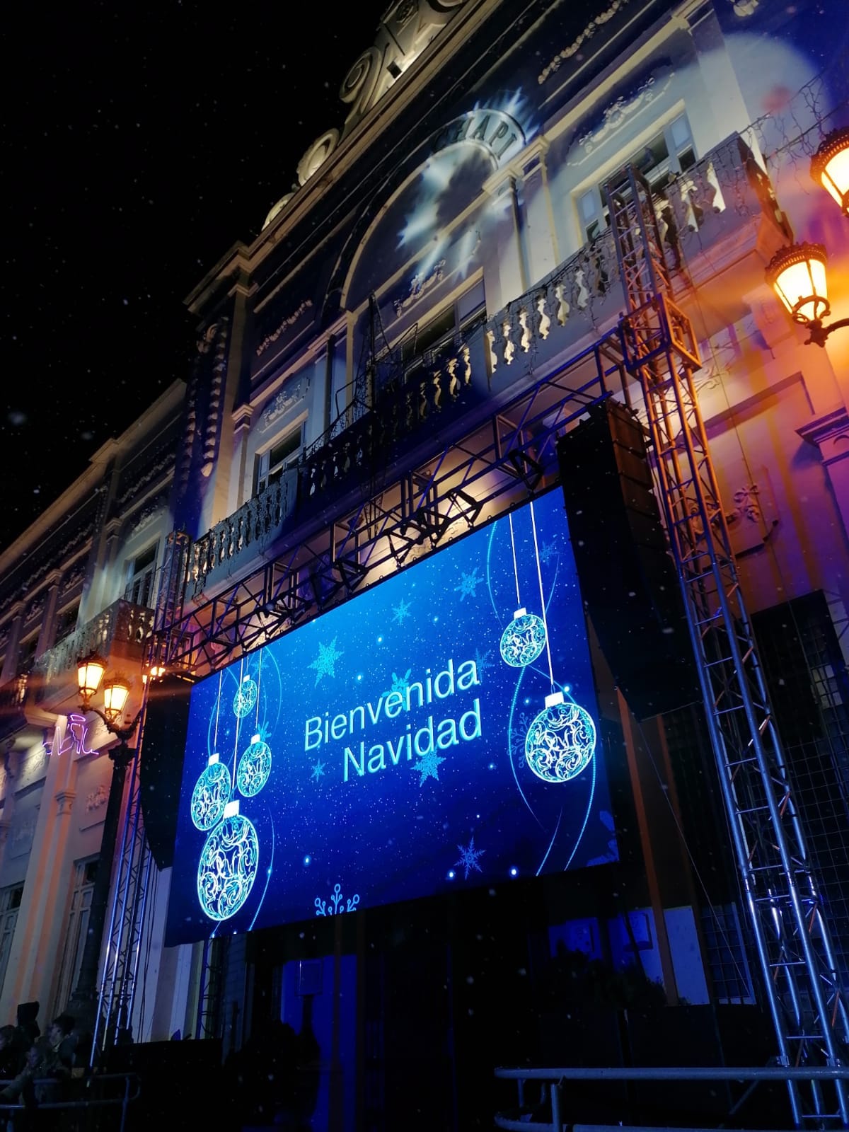 La fachada del Teatro Chapí, de Navidad