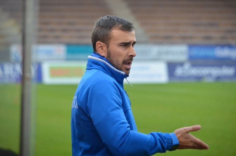 Yago Iglesias, entrenador del Compostela, espera que los suyos den la talla en el campo del Arosa