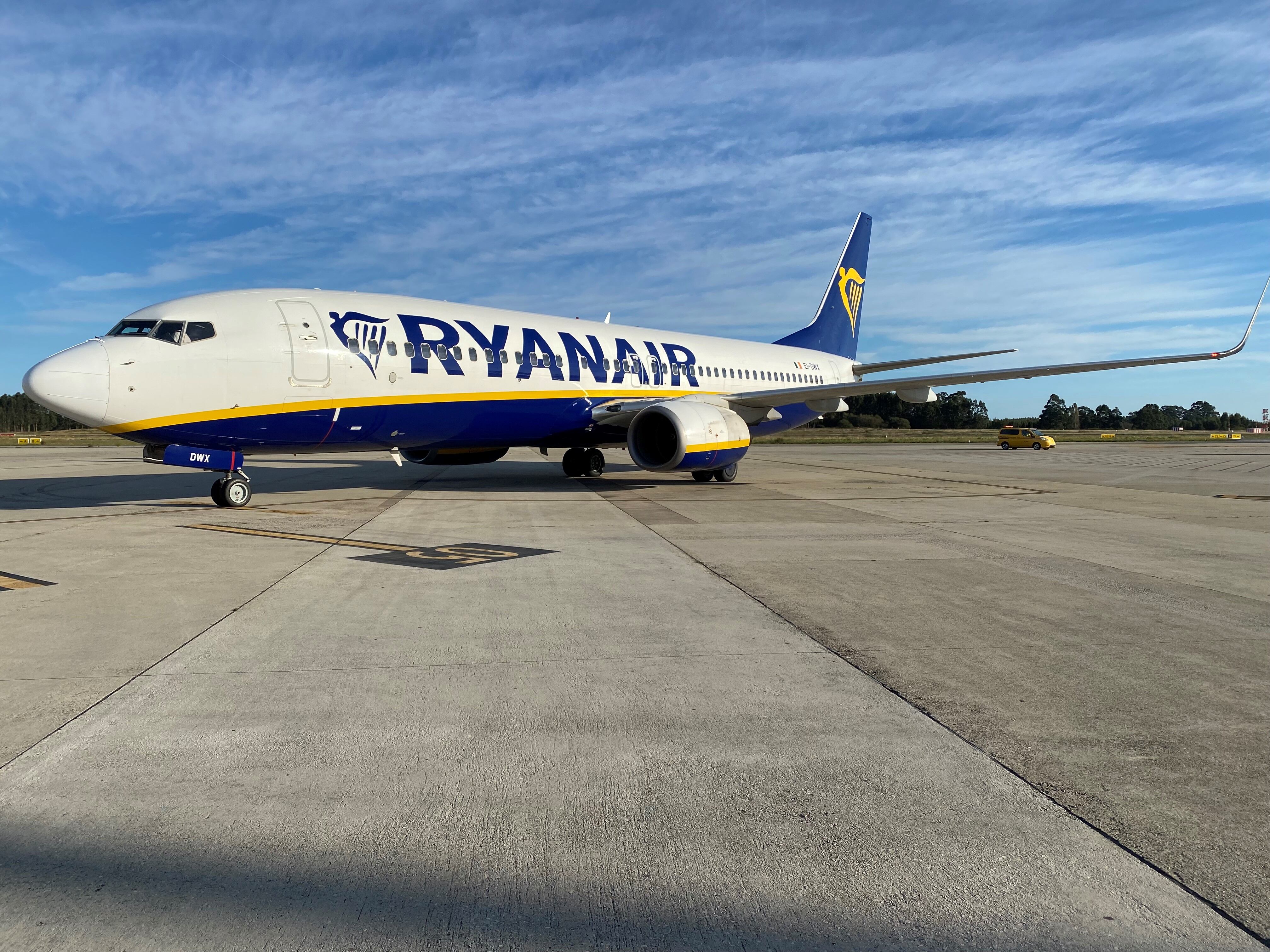 Primer vuelo Ryanair Dublín-Asturias en la pista del aeropuerto asturiano.