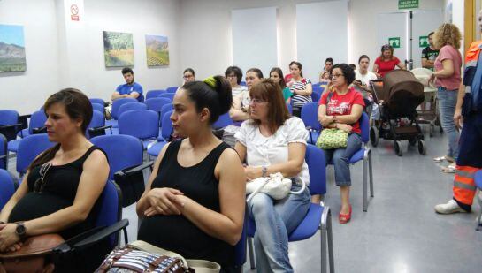 Asistentes a la charla de primeros auxilios pediatricos en las Jornadas de la Salud del Centro de Salud &#039;Ricardo Fernández Valadés&#039; de Jódar