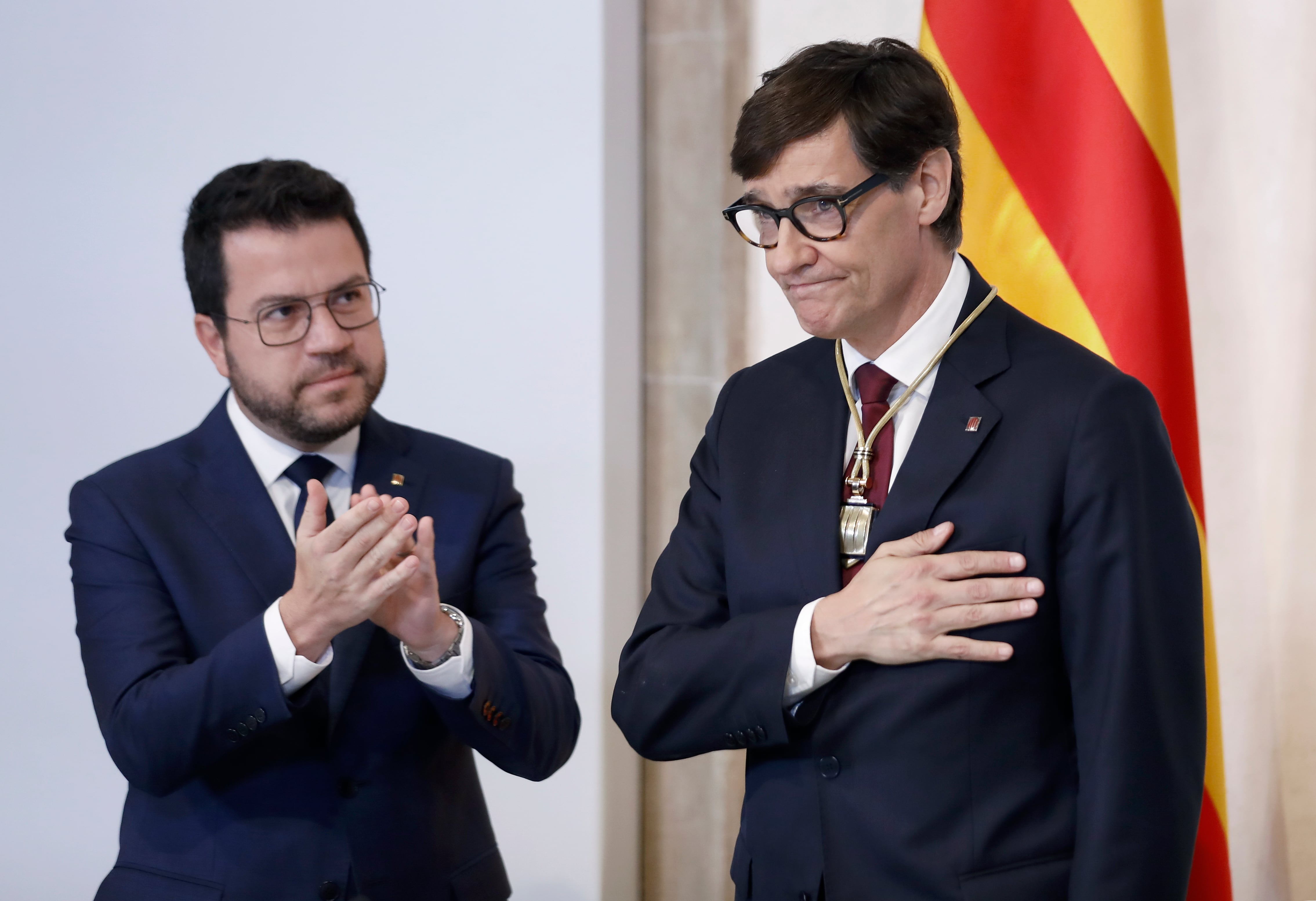 El presidente electo de la Generalitat, Salvador Illa (d), y el expresidente, Pere Aragones, durante el acto de toma posesión de Illa este sábado en Barcelona