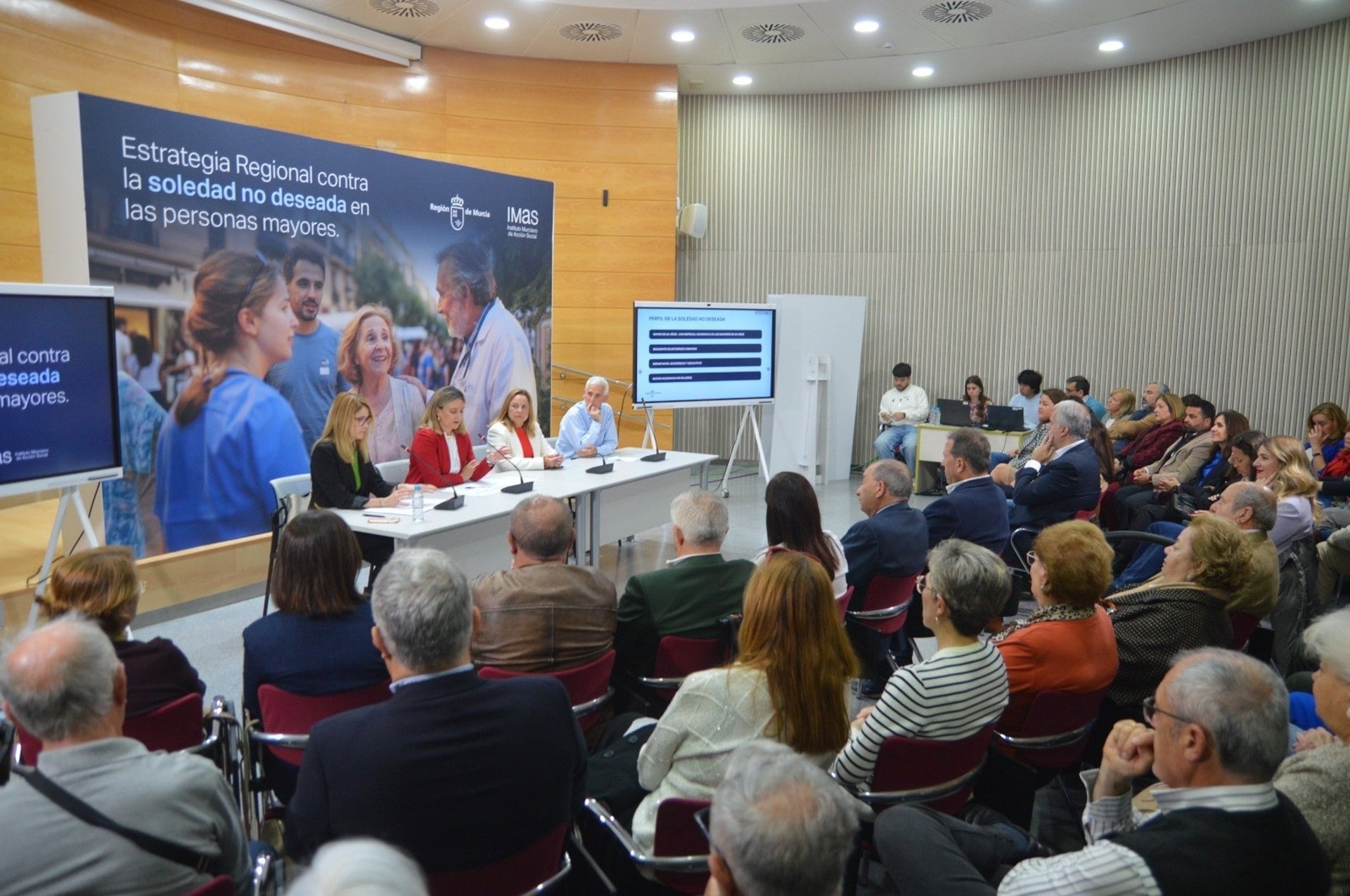 14/04/2026 La consejera de Política Social, Familias e Igualdad, Conchita Ruiz, durante la presentación de la 'Estrategia regional contra la soledad no deseada'.
El Gobierno regional ha puesto en marcha el teléfono 065 para atender a personas mayores en situación de soledad no deseada que estará atendido por profesionales del Teléfono de la Esperanza y permitirá prevenir la soledad, escuchando y atendiendo a aquellas personas mayores que lo necesiten.

ESPAÑA EUROPA MURCIA SOCIEDAD
CARM
