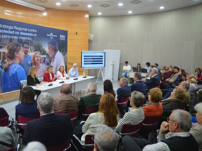 14/04/2026 La consejera de Política Social, Familias e Igualdad, Conchita Ruiz, durante la presentación de la 'Estrategia regional contra la soledad no deseada'.
El Gobierno regional ha puesto en marcha el teléfono 065 para atender a personas mayores en situación de soledad no deseada que estará atendido por profesionales del Teléfono de la Esperanza y permitirá prevenir la soledad, escuchando y atendiendo a aquellas personas mayores que lo necesiten.
ESPAÑA EUROPA MURCIA SOCIEDAD
CARM
