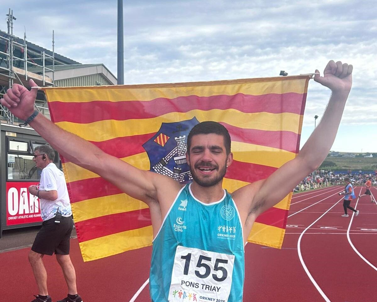 El velocista Bià Pons va sumar el seu segon or a Orkney en guanyar amb autoritat els 200 metres llisos, la qual cosa el corona com el rei de la velocitat d'aquests Island Games.