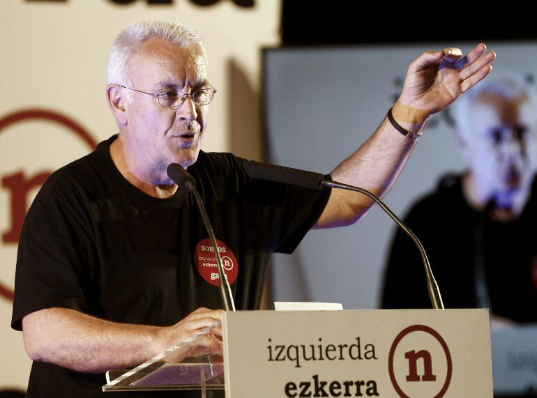 GRA542. PAMPLONA (NAVARRA) 14/05/2015.- El coordinador federal de IU, Cayo Lara, durante su intervención en el mitin central que Izquierda-Ezkerra celebra esta tarde en el frontón Labrit de Pamplona. EFE/Jesús Diges