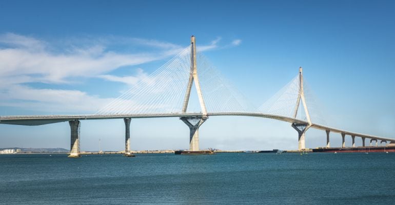 Una imagen del Puente de la Constitución de 1812 en su fase final de construcción