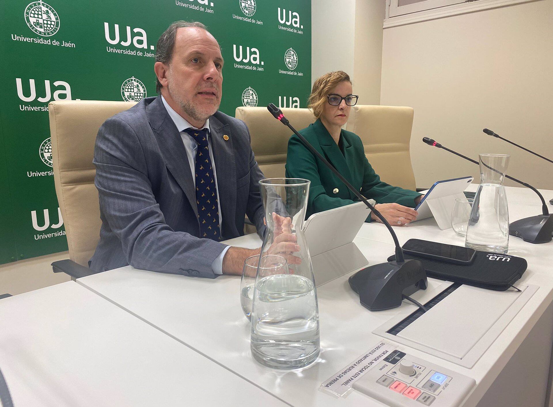 Nicolás Ruiz y Hikmate Abriouel presentan los nuevos títulos de la Universidad de Jaén.