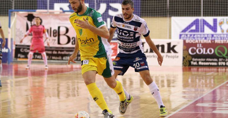 Un jugador del Jaén Paraíso Interior controla el balón frente a otro del Ríos Renovable.
