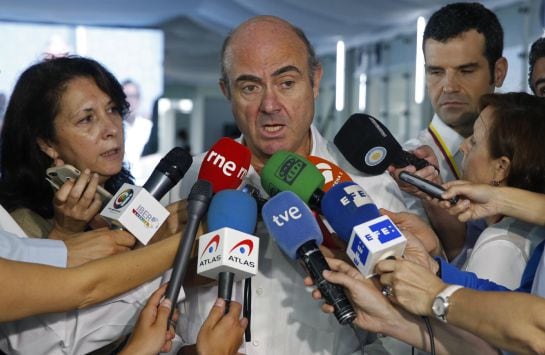 GRA543. CARTAGENA DE INDIAS (COLOMBIA), 29/10/2016.- El ministro español de Economía en funciones, Luis de Guindos, atiende a la prensa durante la XXV Cumbre Iberoamericana que se celebra hoy en Cartagena de Indias, Colombia. EFE/J.J. Guillén