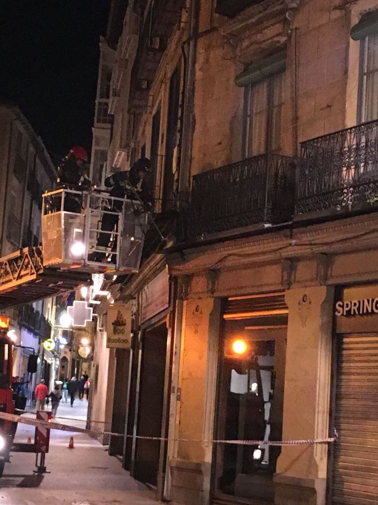 Loa bomberos inspeccionando la fachada del edificio de la Plaza del Corpus