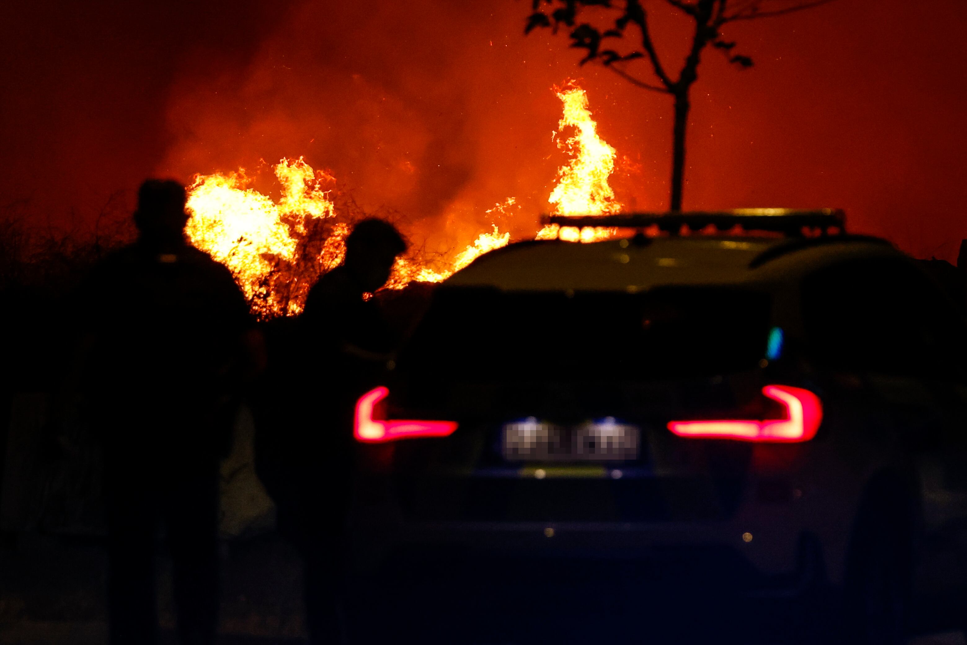 El incendio que se ha declarado en la tarde de este lunes en la localidad madrileña de Tres Cantos ha obligado a desalojar dos urbanizaciones próximas al fuego, las de Soto de Viñuelas y Fuente El Fresno.