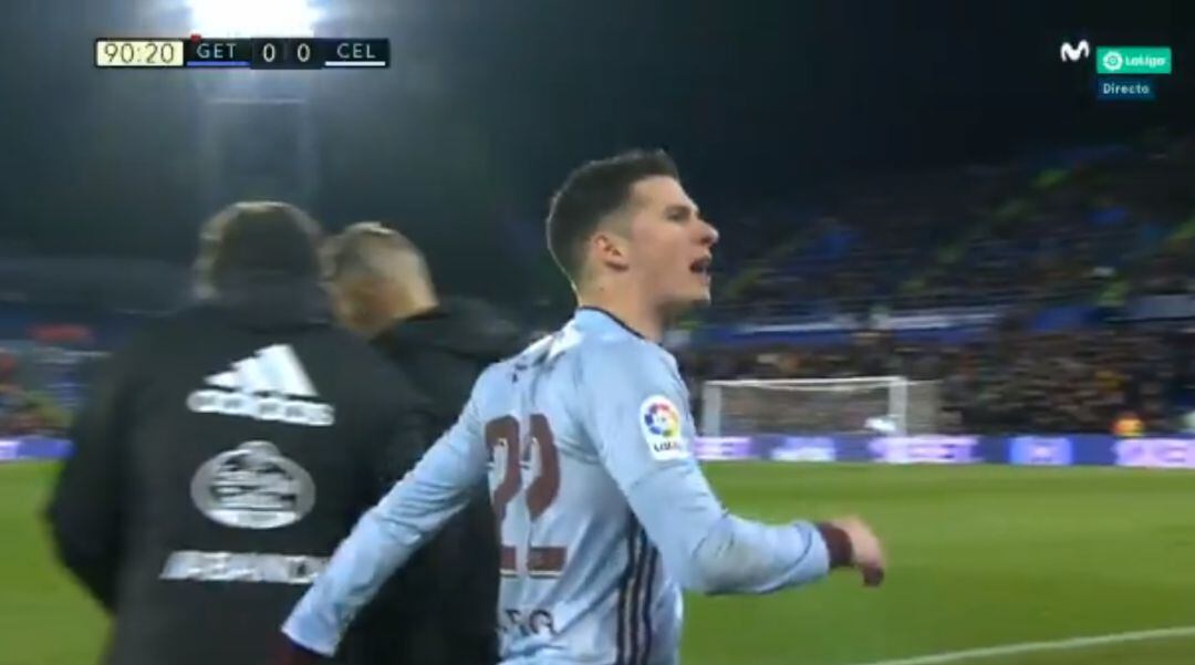 Santi Mina, insultando a los aficionados del Getafe