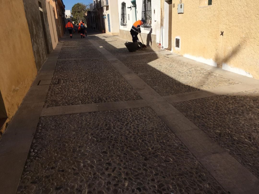 Varios operarios se ocupan de la limpieza en el casco histórico de Tabarca.