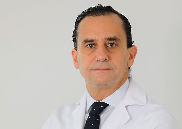 El doctor Salvador Morales, Jefe de Servicio de Cirugía General y Aparato Digestivo del Hospital Quirónsalud Sagrado Corazón y del Hospital Universitario Virgen Macarena