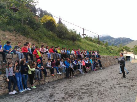 Los alumnos de sexto de primaria de los colegios Virgen de la Cabeza y San Isicio de Cazorla en uina exhibicion de cetreria