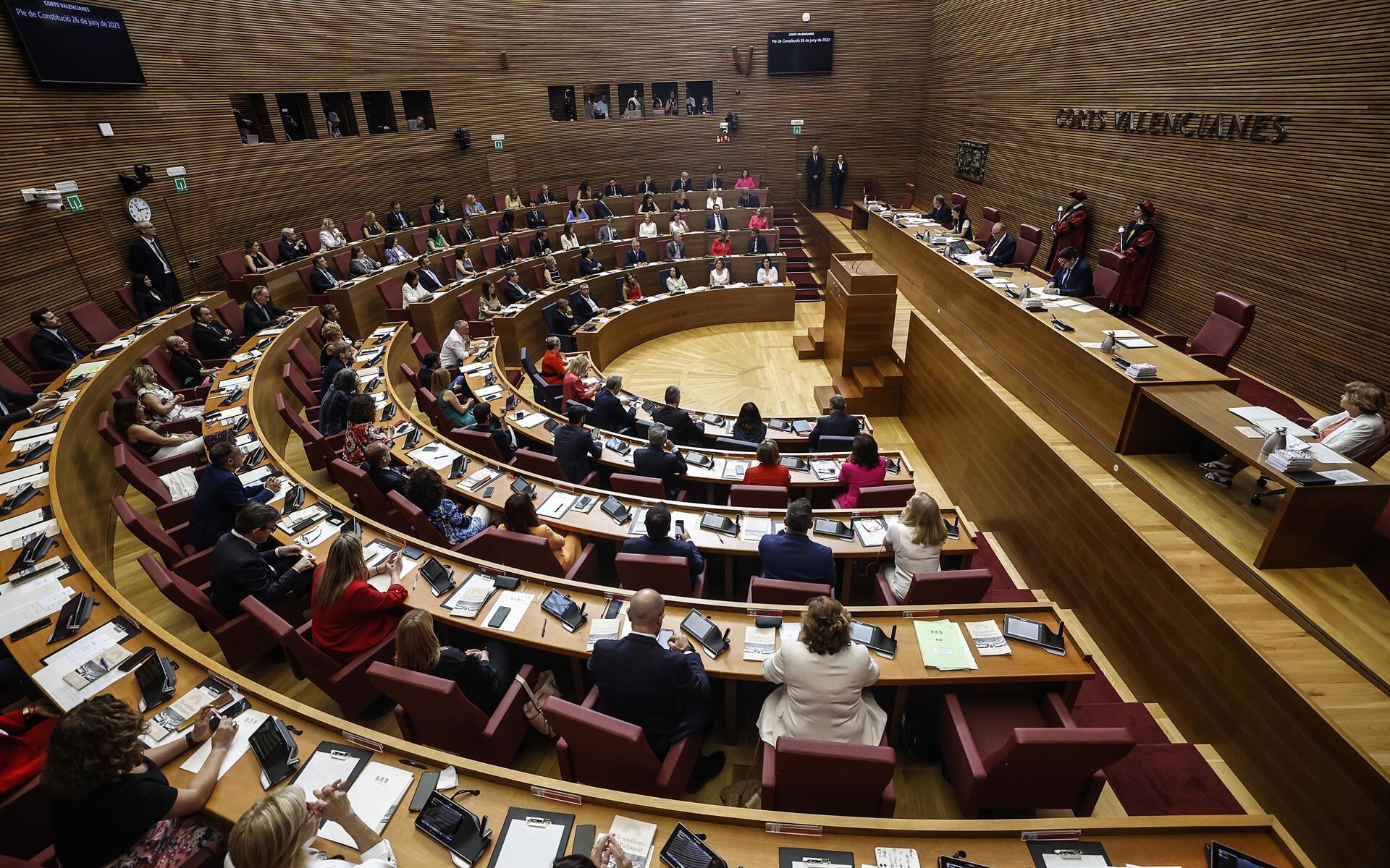 Vista general de la constitución de la XI Legislatura de Les Corts