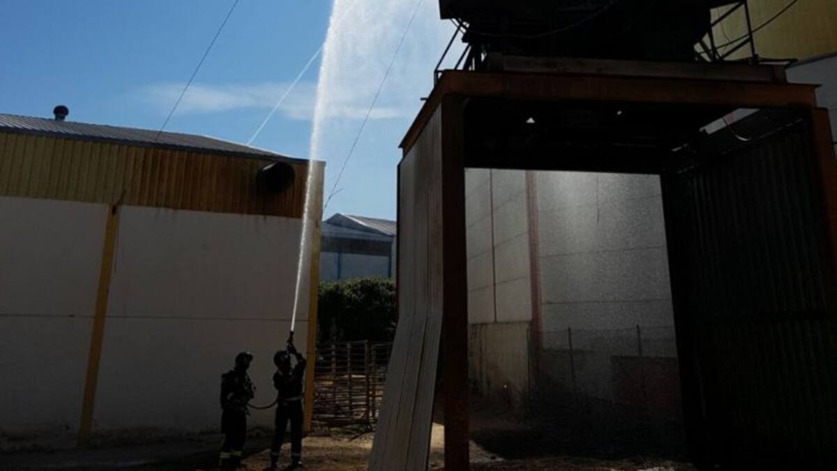 Dos heridos en un incendio en una fábrica de muebles de Mancha Real