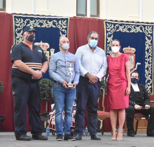 Miguel Ángel Espadero, hijo del homenajeado, tras recibir el reconocimiento a título póstumo, junto a la alcaldesa y el concejal de Protección Civil