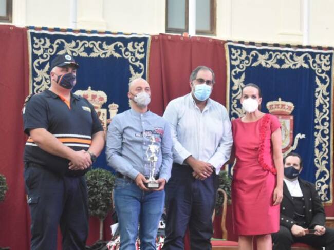 Miguel Ángel Espadero, hijo del homenajeado, tras recibir el reconocimiento a título póstumo, junto a la alcaldesa y el concejal de Protección Civil