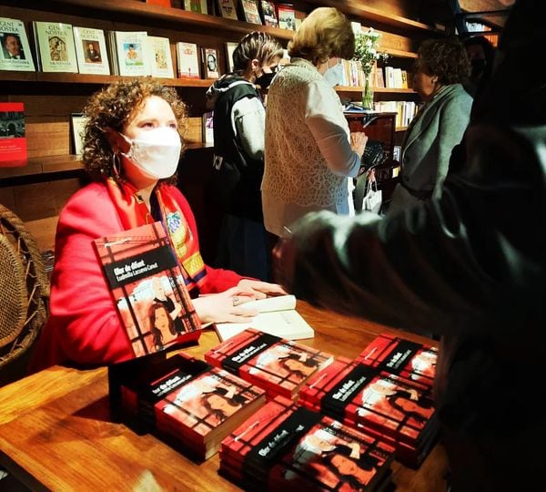 Ludmilla Lacueva signant exemplars del seu darrer llibre &#039;Olor de difunt&#039; a Barcelona.