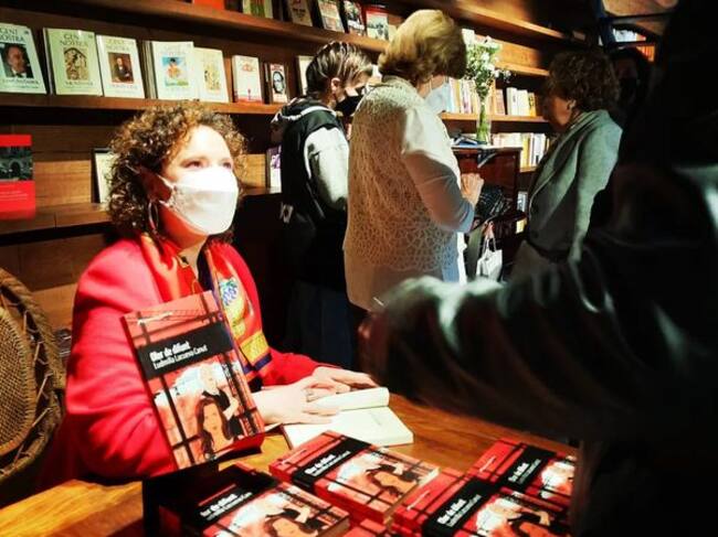 Ludmilla Lacueva signant exemplars del seu darrer llibre 'Olor de difunt' a Barcelona.