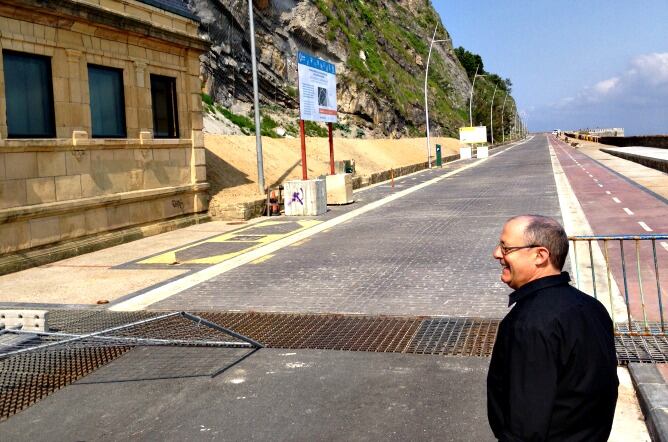 El alcalde Juan Karlos Izagirre se ha encargado de retirar la valla a la altura de la Soc. Fotográfica