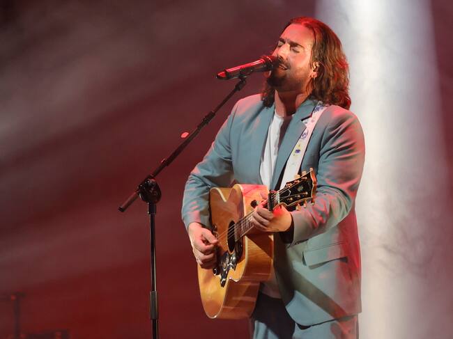 FERROL, 10/06/2023.- El cantautor Andrés Suárez actúa en el marco de la gira de presentación de su trabajo "Viaje de vida y vuelta" este sábado en el Auditorio de Ferrol. EFE/ Kiko Delgado