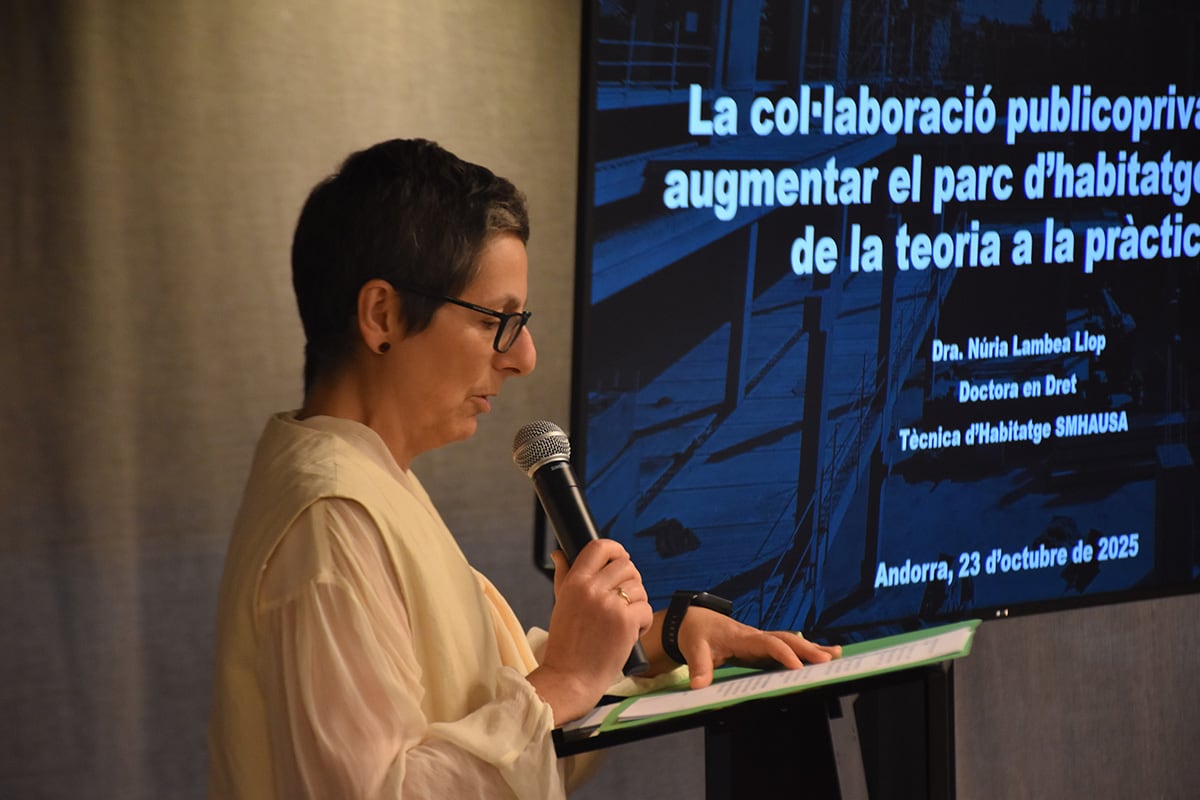 La directora de l’INH, Marta Alberch, durant la conferència.