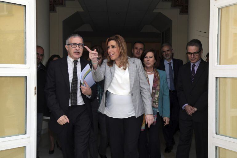 GRA108. GRANADA (ANDALUCÍA), 08/04/2015.- La presidenta de la Junta de Andalucía en funciones, Susana Díaz (c), junto al director de la Escuela Andaluza de Salud Pública, Juan Carlos March (i), a su llegada hoy a Granada donde ha presidido la designación de la Escuela Andaluza de Salud Pública como centro colaborador de la Organización Mundial de la Salud. EFE/Pepe Torres