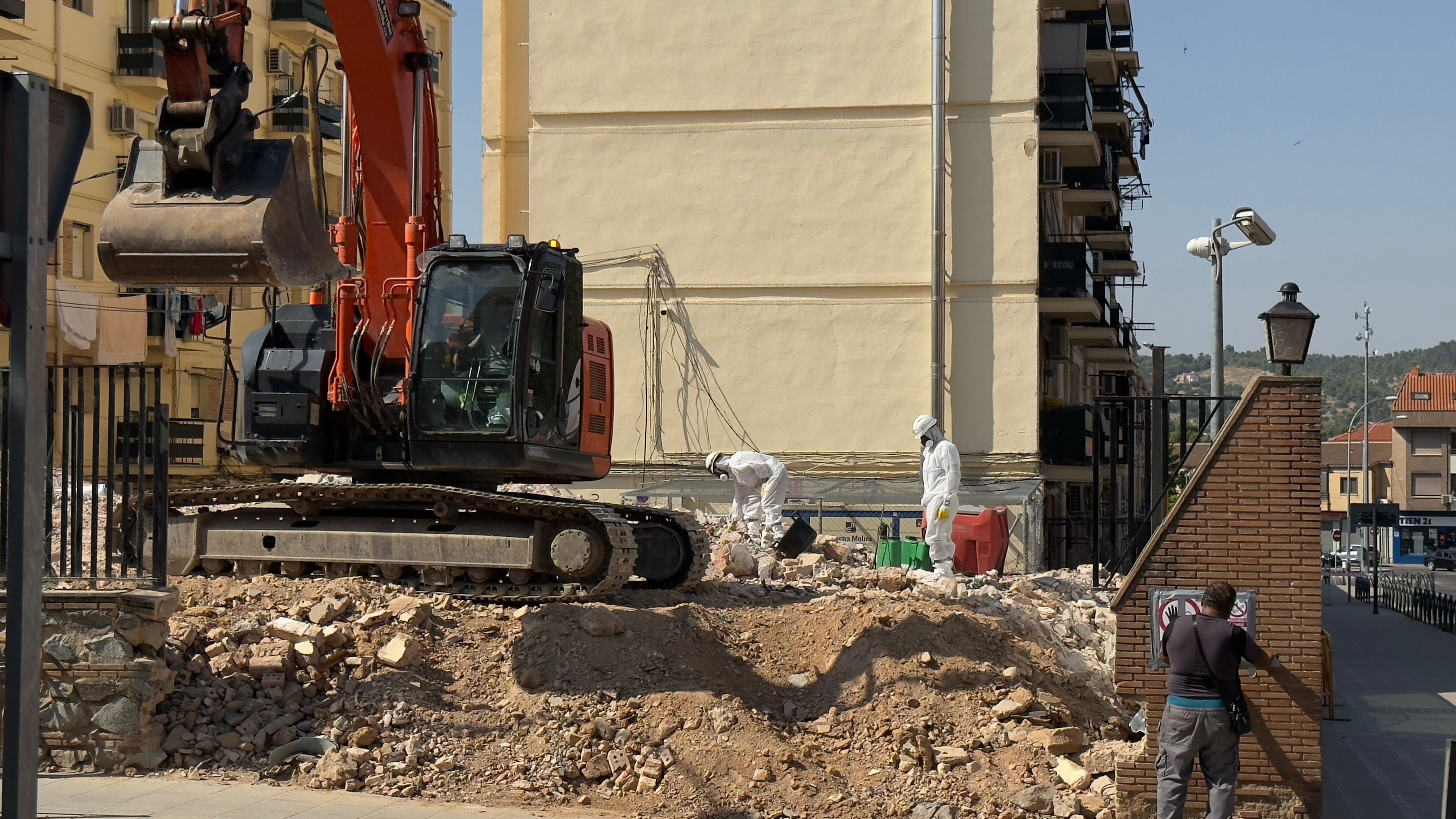 Varios operarios retiran los restos de amianto en las dependencias de la Guardia Civil de Toledo