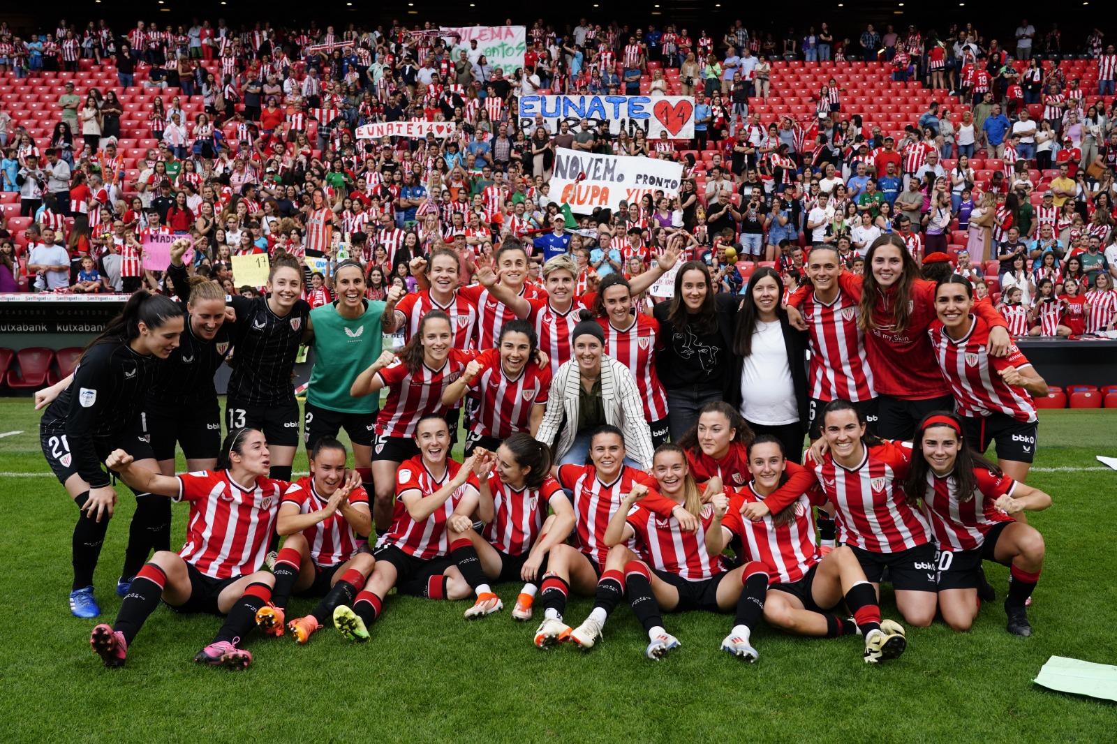 Las jugadoras del Athletic celebran el final de temporada en San Mamés