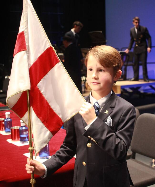 Mateo Vilaplana Blaak, con la bandera de Sant Jordi