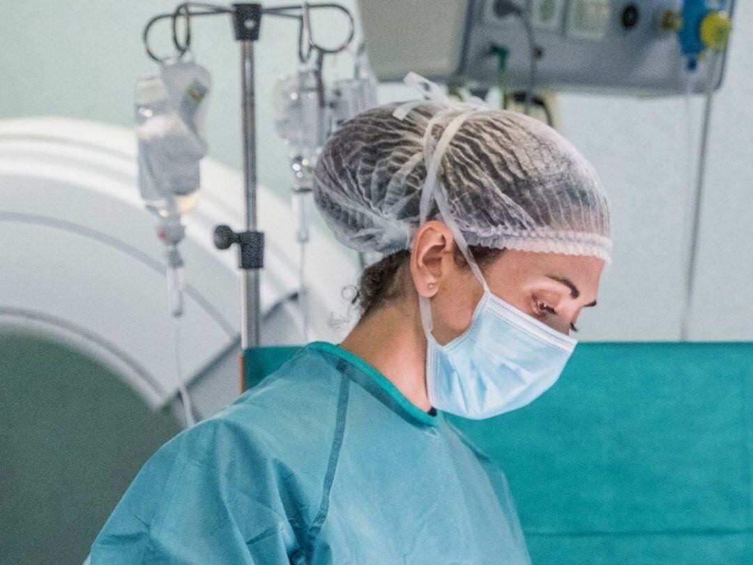 La neurocirujana Pilar Baños, en quirófano