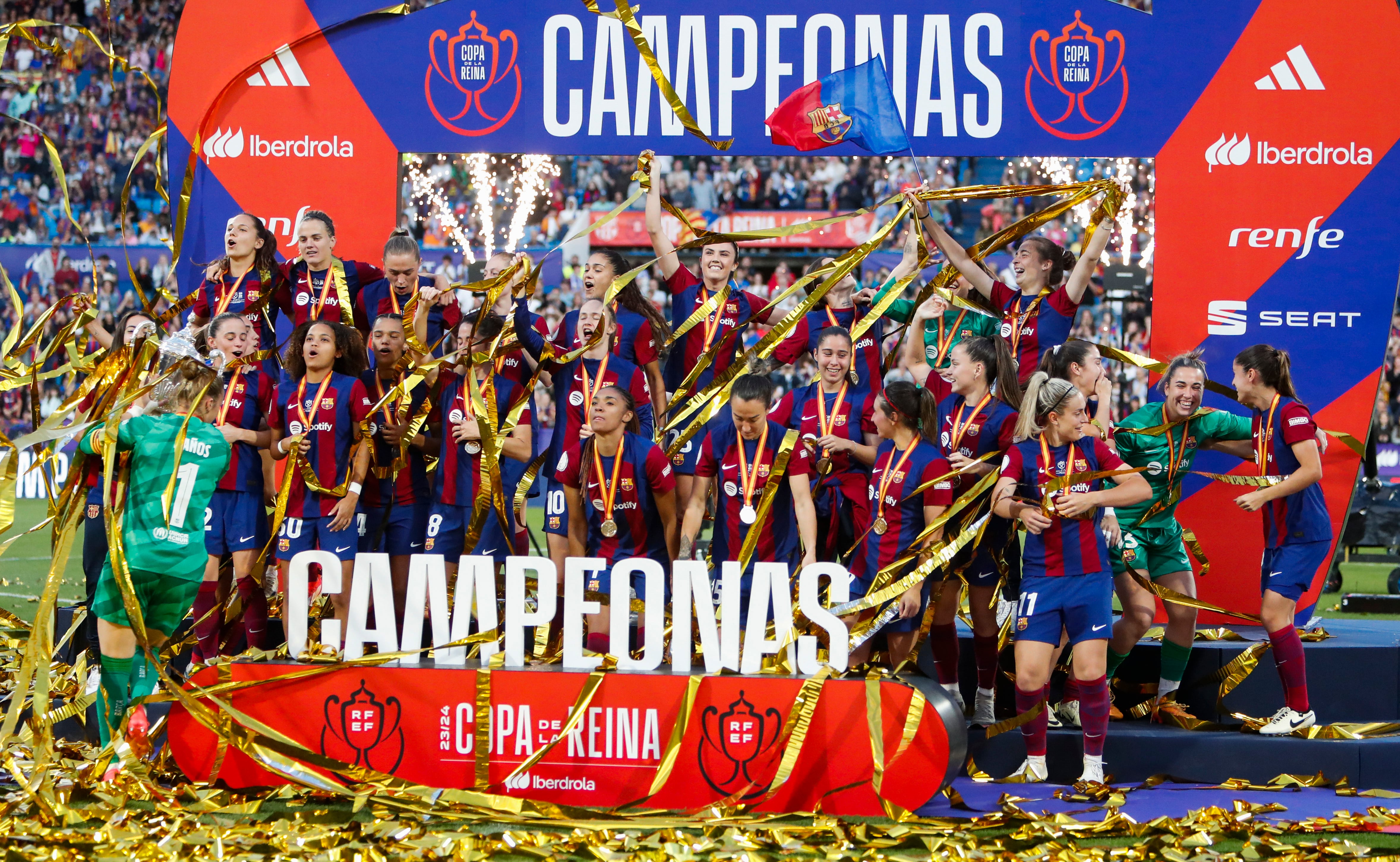 ZARAGOZA, 18/05/2024.- Las jugadoras del Barcelona celebran la victoria ante la Real Sociedad, tras la final de la Copa de la Reina de fútbol que FC Barcelona y Real Sociedad han disputado este sábado en el estadio de La Romareda, en Zaragoza. EFE/Javier Belver
