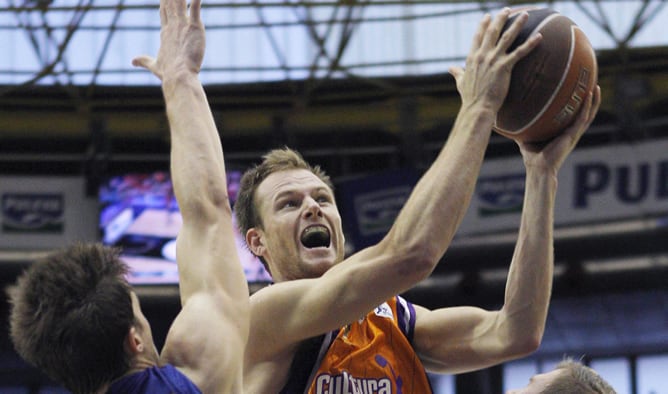 El alero australiano del Valencia Basket, Brad Newley, entra a canasta ante los jugadores del Barcelona Regal, Rabaseda y el estadounidense C. J. Wallace, durante el tercer encuentro correspondiente a la semifinal de la Liga ACB, que disputan esta noche e