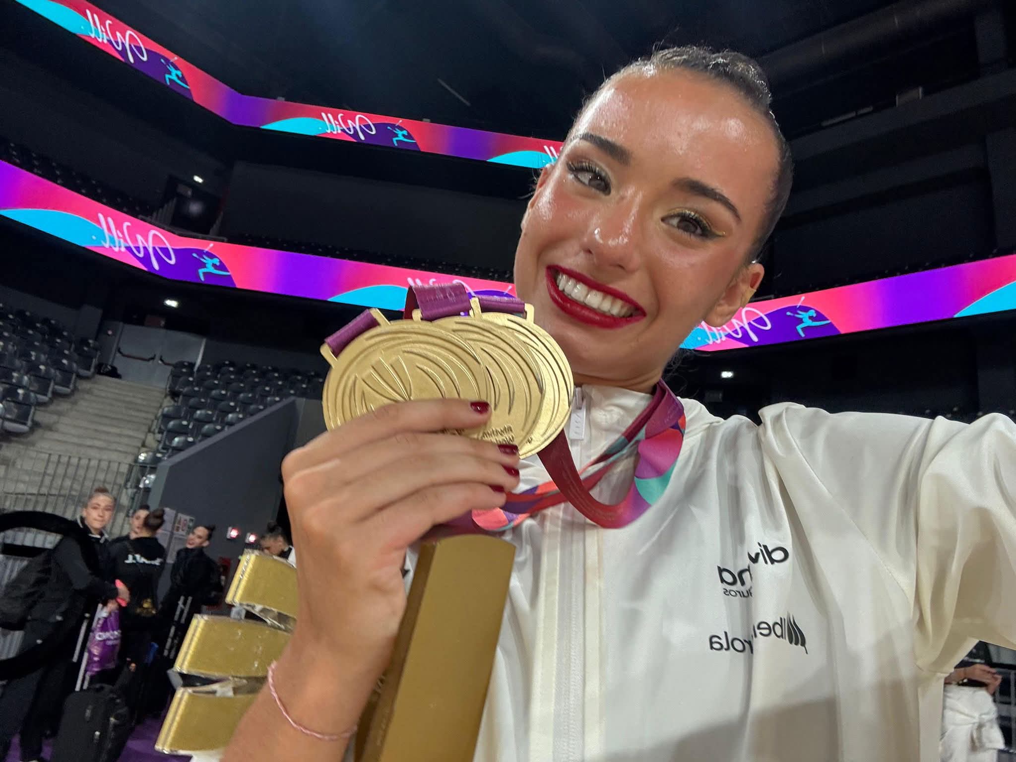 Bergua con las medallas conseguidas en una competición