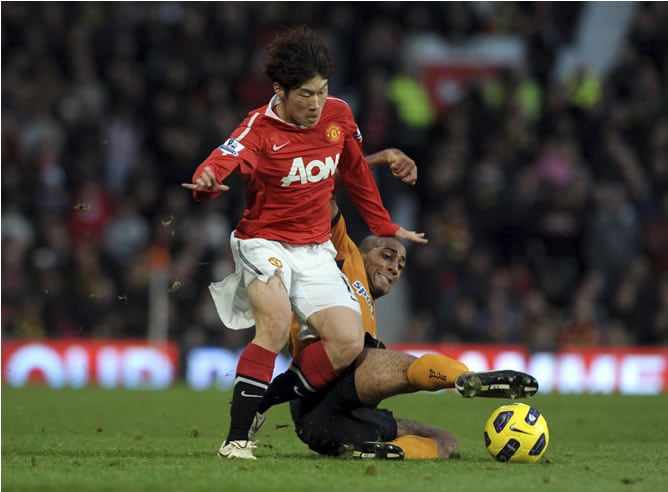 El jugador del Manchester United, Ji Sung Park (izq) intenta robar el balón al portero del Wolverhampton Wanderer, Karl Henry (der) durante el partido de la liga inglesa entre el Manchester United y el Wolverhampton Wanderers