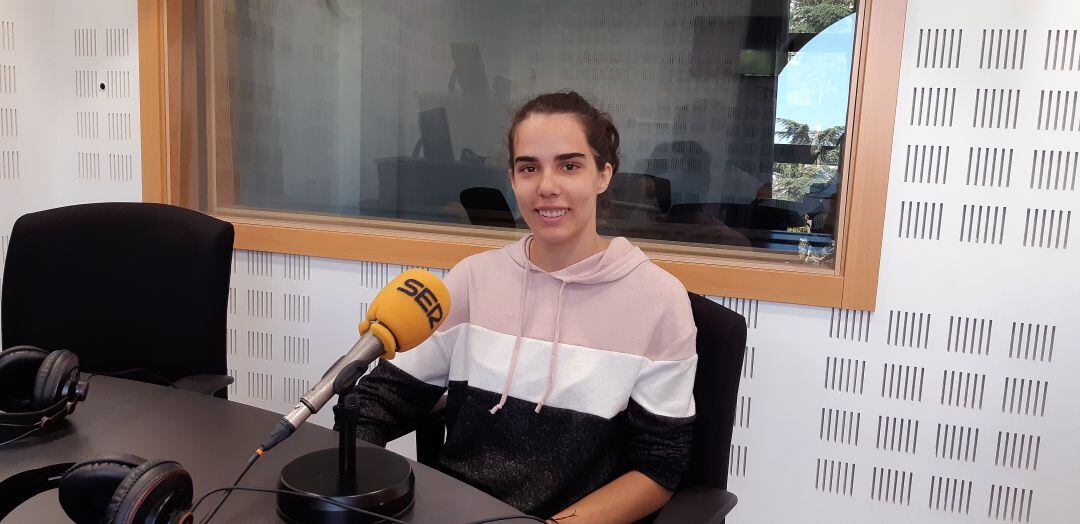 Marta Calvo, en los estudios de la radio.