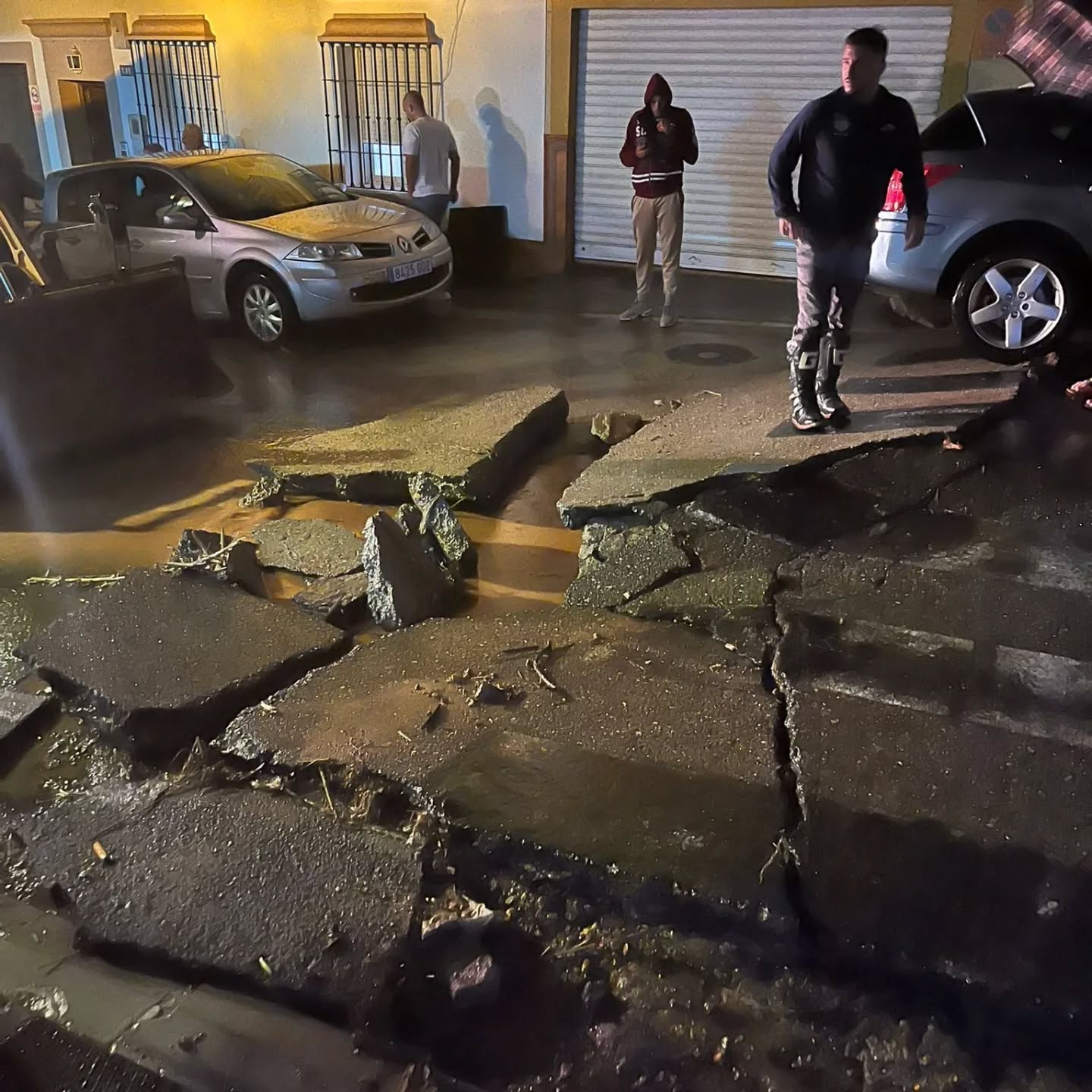 Calle rota por las lluvias en Almodóvar del Río
