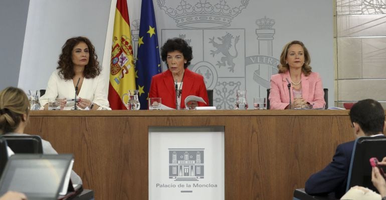 Las ministras de Hacienda, María Jesús Montero, la portavoz Isabel Celaá, y la titular de Economía, Nadia Calviño, durante la rueda de prensa celebrada tras el Consejo de Ministros, en el Palacio de La Moncloa.