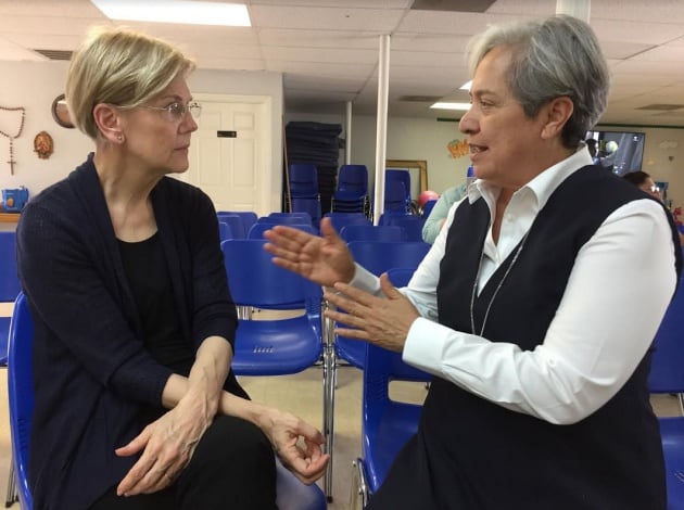 La senadora demócrata Elizabeth Warren y la hermana Norma Pimentel, directora del albergue