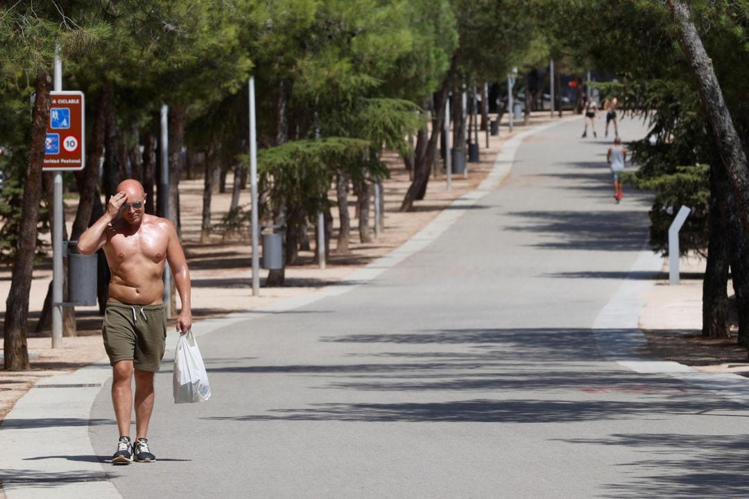 Un viandante pasea cerca de Madrid Río, este jueves, en una jornada de alerta por altas temperaturas y riesgo extremo de incendio en la capital, a causa de la ola de calor que afecta al país. EFE- JUAN CARLOS HIDALGO