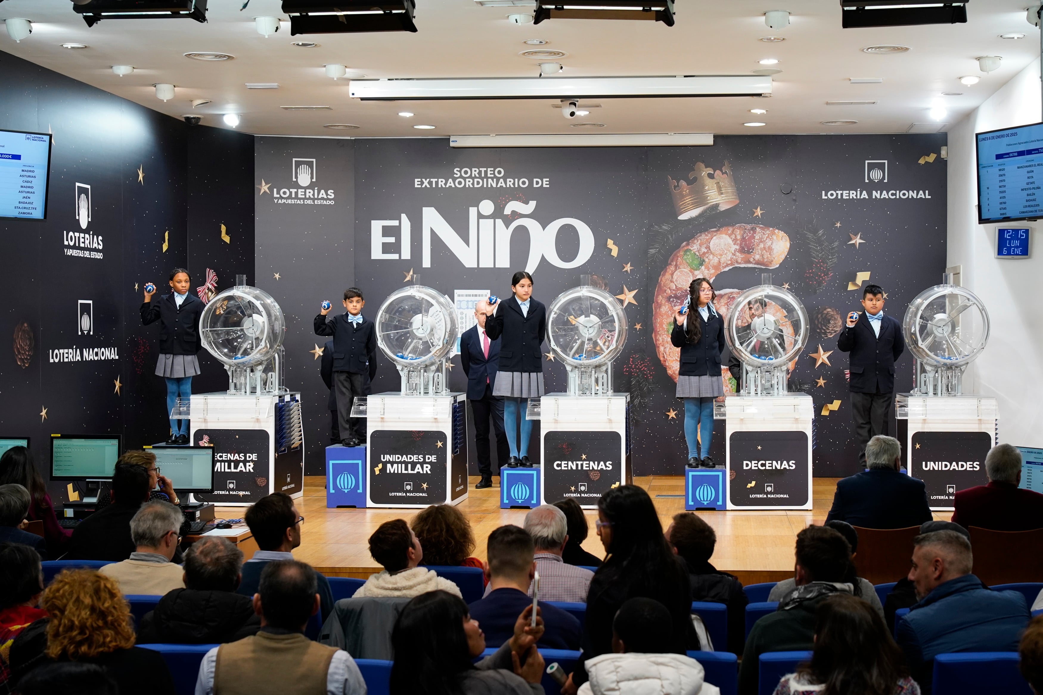 Los niños y niñas de San Ildefonso cantan el número 06766, que ha sido agraciado con el segundo premio del sorteo extraordinario de la lotería del Niño.