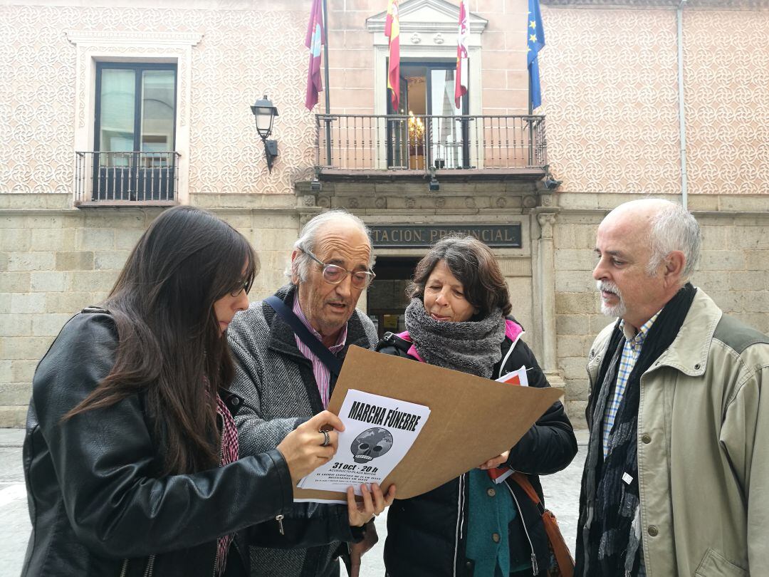 Miembros de la Asociación por el clima de Segovia a las puertas de la Diputación donde han registrado la Declaración de Emergencia Climática