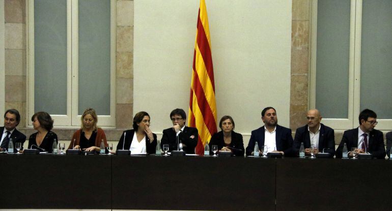 Mesa presidencial con Puigdemont, Forcadell, Colau, Junqueras, Mas, Munté, Borràs, Romeva y Mundó en la cumbre del referéndum